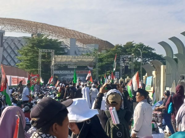 Ribuan Massa Padati Stadion Wibawa Mukti Cikarang dalam Aksi Bekasi Bela Palestina