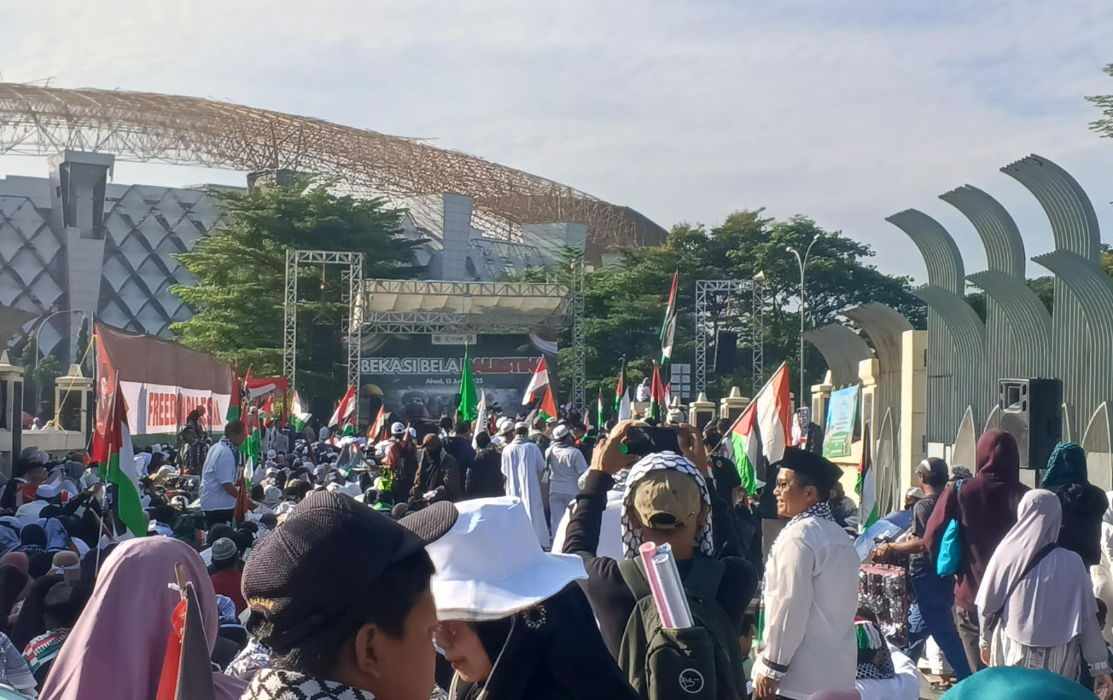 Ribuan Massa Padati Stadion Wibawa Mukti Cikarang dalam Aksi Bekasi Bela Palestina